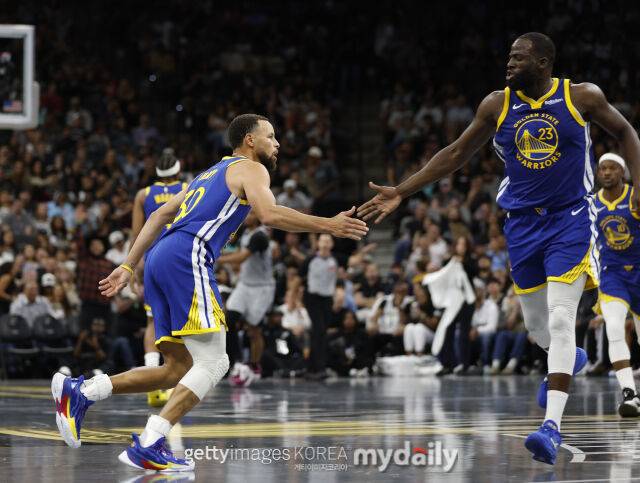 커리(왼쪽)가 15일 샌안토니오와 경기에서 득점 후 드레이먼드 그린과 기쁨을 나누고 있다. /게티이미지코리아