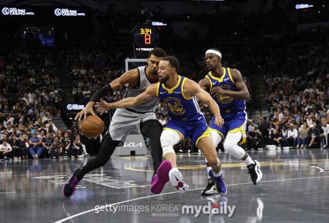 웸반야마(왼쪽)의 공을 가로채는 커리(가운데). /게티이미지코리아