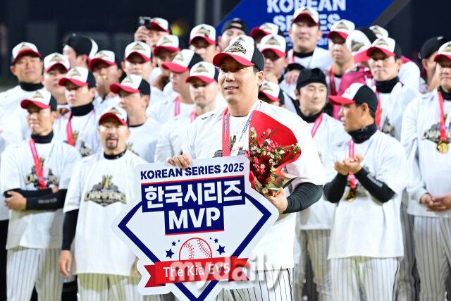 31일 오후 대전 한화생명 볼파크에서 진행된 '2025 신한 SOL Bank KBO 한국시리즈 5차전' LG트윈스-한화 이글스와의 경기.LG가 4-1로 승리해 통합 우승을 차지했다.LG 김현수가 한국시리즈 MVP로 선정된 뒤 포즈를 취하고 있다./마이데일리