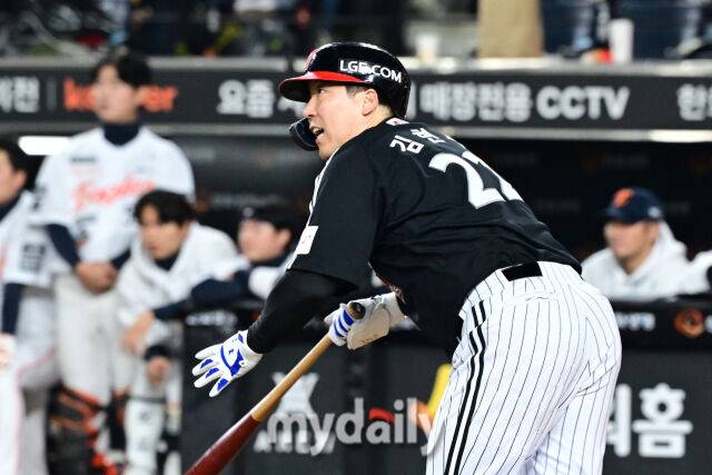 31일 오후 대전 한화생명 볼파크에서 진행된 '2025 신한 SOL Bank KBO 한국시리즈 5차전' LG트윈스-한화 이글스와의 경기. LG 김현수가 6회초 1사 2루에서 적시타를 때리고 있다./마이데일리