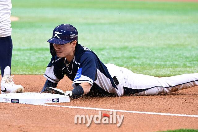 9일 오후 서울 구로구 고척스카이돔에서 진행된 '2025 NAVER K-BASEBALL SERIES' 대한민국-체코와의 평가전 경기. 대한민국 신민재가 1회초 1사 1루에서 1루로 귀루하고 있다./마이데일리
