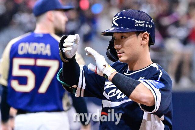 9일 오후 서울 구로구 고척스카이돔에서 진행된 '2025 NAVER K-BASEBALL SERIES' 대한민국-체코와의 평가전 경기. 대한민국 신민재가 1회초 안타를 때린 뒤 세리머니를 펼치고 있다./마이데일리