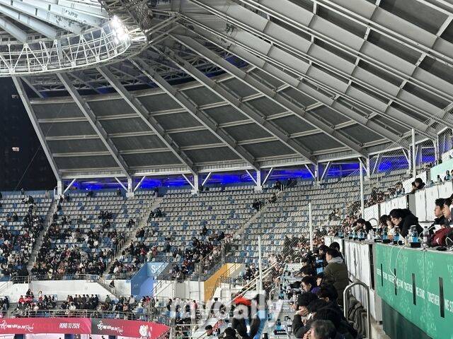 14일 볼리비아전이 열린 대전월드컵경기장. 경기장 곳곳에서 빈 좌석을 확인할 수 있다./대전월드컵경기장=노찬혁 기자