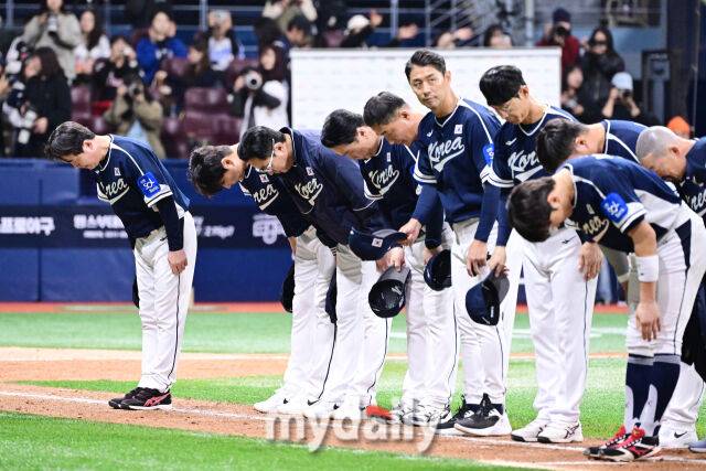 9일 오후 서울 구로구 고척스카이돔에서 진행된 '2025 NAVER K-BASEBALL SERIES' 대한민국-체코와의 평가전 경기. 대한민국 류지현 감독과 선수단이 11-1로 승리한 뒤 관중들에게 인사를 하고 있다./마이데일리