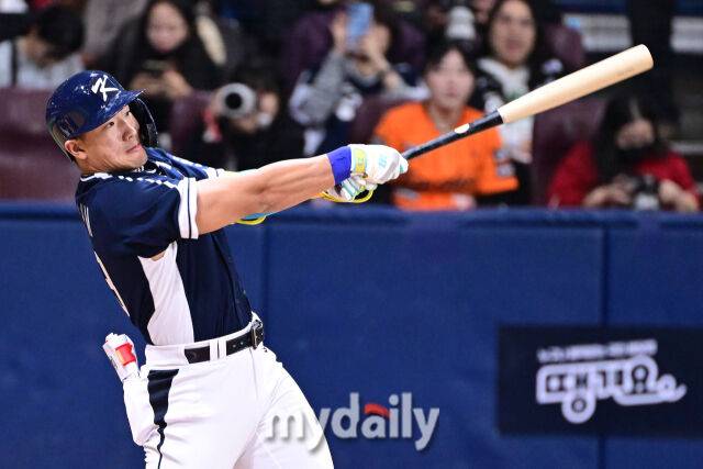 9일 오후 서울 구로구 고척스카이돔에서 진행된 '2025 NAVER K-BASEBALL SERIES' 대한민국-체코와의 평가전 경기.대한민국 안현민이 1회초 타격을 하고 있다.