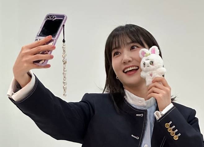 삼성전자 갤럭시 스마트폰을 사용하는 배우 박은빈. 사진은 기사 내용과 무관함. [박은빈 공식 인스타그램 갈무리]