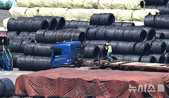 [평택=뉴시스] 김종택 기자 = 경기 평택시 포승읍 평택항 수출 야적장에 철강 제품이 쌓여있는 모습. 2025.06.04. jtk@newsis.com