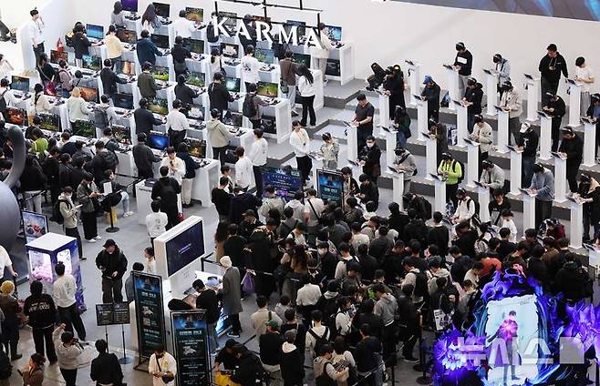 [부산=뉴시스] 하경민 기자 = 글로벌 게임전시회 '지스타 2025'가 개막한 13일 부산 해운대구 벡스코 제1전시장에서 관람객들이 신작 게임을 즐기고 있다.  16일까지 열리는 이번 행사에는 44개국 1273개 게임사가 참가해 게임전시회와 비즈니스 상담, 국제게임콘퍼런스(G-CON), 인디게임 시사회(쇼케이스), 지스타컵 2025, 지스타 게임 코스프레 시상식(어워즈) 등을 진행한다. 2025.11.13. yulnetphoto@newsis.com