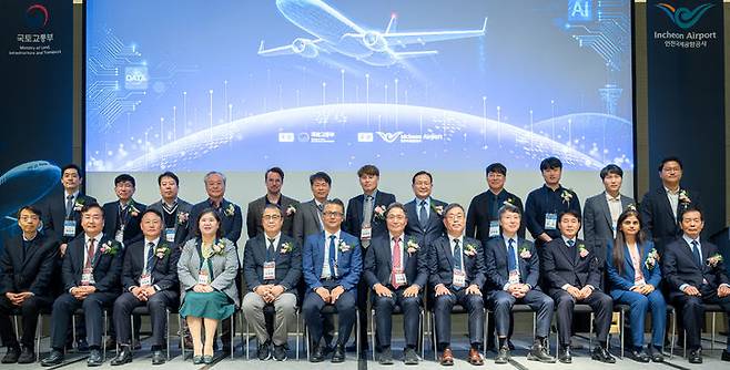 [서울=뉴시스] 지난 14일 인천 그랜드하얏트 호텔에서 진행된 ‘제34회 항행안전시설 국제 세미나’에서 인천국제공항공사 이학재 사장(앞줄 왼쪽에서 일곱번째), 국토교통부 유경수 항공안전정책관(앞줄 왼쪽에서 여섯번째)을 비롯한 참석자들이 기념촬영을 하고 있다. 2025.11.16. (사진=인천공항공사 제공) photo@newsis.com *재판매 및 DB 금지