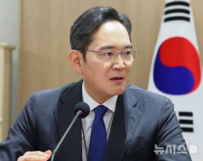 [서울=뉴시스] 고범준 기자 = 이재용 삼성전자 회장이 16일 서울 용산 대통령실 청사에서 열린 한미 관세협상 후속 민관 합동회의에서 발언하고 있다. (대통령실통신사진기자단) 2025.11.16. bjko@newsis.com