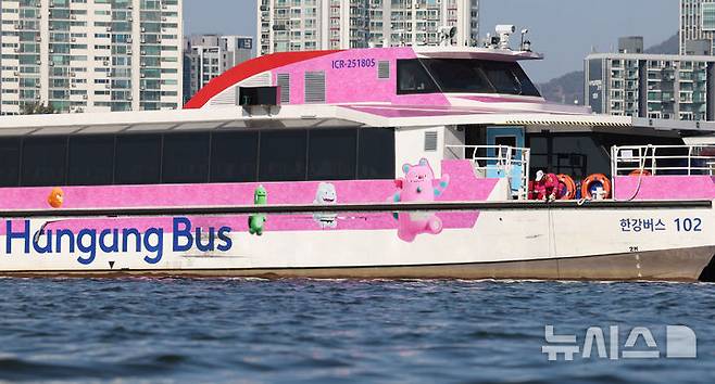 [서울=뉴시스] 권창회 기자 = 16일 서울 송파구 잠실선착장 인근에 한강버스가 운항 중단된 채 멈춰있다. 한강버스는 지난 15일 잠실선착장 인근 강바닥에 걸려 멈춰 일부 구간이 운항 중단됐다. 2025.11.16. kch0523@newsis.com