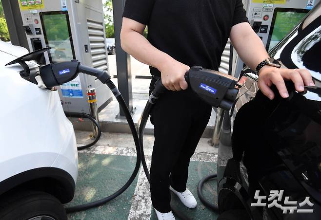 국내 자동차 시장에서 전기차 같은 친환경차 판매 비중이 처음으로 내연기관차 판매를 넘어섰다. 산업통상자원부가 발표한 '2025년 5월 자동차산업 동향'에 따르면 지난 5월 한 달 친환경차의 내수 판매 비중은 51.8%로, 48.2%를 차지한 내연기관차를 처음으로 추월했다. 전체 내수 판매량 14만 1천865대 가운데 친환경차는 7만 3천511대로 지난해 보다 39% 증가했고, 이 중 하이브리드차는 31.4%, 전기차는 60.3%, 플러그인 하이브리드차는 115.9% 늘었다. 사진은 18일 국회 전기차 충전소에서 충전 중인 전기차 모습. 황진환 기자