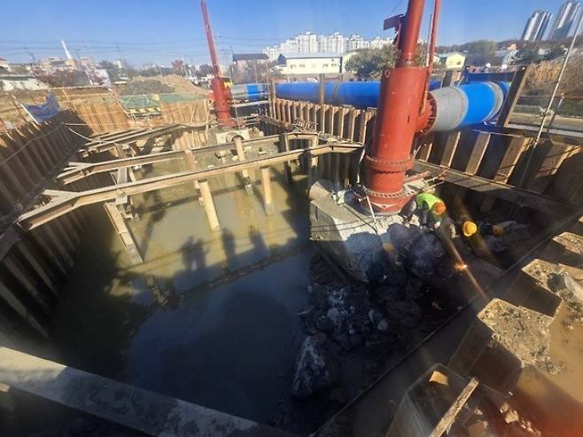 고양시 덕이동 광역송수관로 파손 현장. 연합뉴스