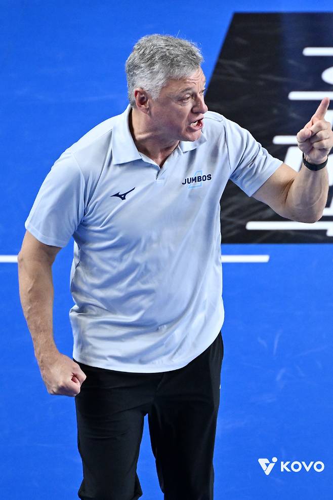 대한항공 헤난 달 조토 감독이 16일 현대캐피탈과 원정에서 판정에 항의하고 있다. KOVO