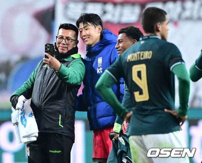 [OSEN=대전, 최규한 기자] 1년 8개월 만에 대표팀으로 돌아온 조규성이 골맛을 봤다. 손흥민도 프리킥 득점으로 한국을 승리로 이끌었다.홍명보 감독이 이끄는 한국축구대표팀(FIFA 랭킹 22위)은 14일&nbsp;대전월드컵경기장에서 볼리비아(76위)와 11월 A매치 1차전을 치러 2-0으로 승리했다.&nbsp;경기를 마치고 승리한 한국 손흥민이 볼리비아 관계자들과 사진을 찍고 있다. 2025.11.14 / dreamer@osen.co.kr