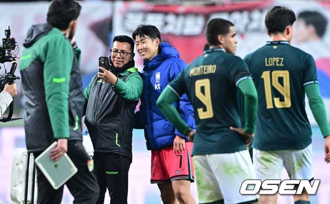 [OSEN=대전, 최규한 기자] 1년 8개월 만에 대표팀으로 돌아온 조규성이 골맛을 봤다. 손흥민도 프리킥 득점으로 한국을 승리로 이끌었다.홍명보 감독이 이끄는 한국축구대표팀(FIFA 랭킹 22위)은 14일&nbsp;대전월드컵경기장에서 볼리비아(76위)와 11월 A매치 1차전을 치러 2-0으로 승리했다.&nbsp;경기를 마치고 승리한 한국 손흥민이 볼리비아 관계자들과 사진을 찍고 있다. 2025.11.14 / dreamer@osen.co.kr