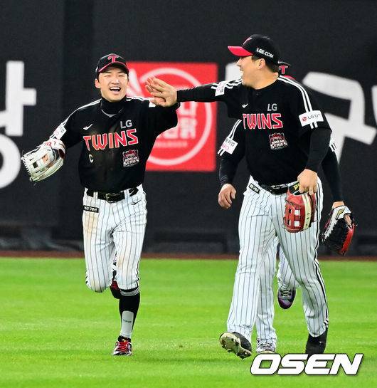 [OSEN=대전, 지형준 기자] 31일 대전 한화생명볼파크에서 2025 신한 SOL Bank KBO리그 포스트시즌 한국시리즈 5차전 한화 이글스와 LG 트윈스의 경기가 열렸다.이날 경기에 한화는 문동주를, LG는 톨허스트를 선발투수로 내세웠다. 4회말 2사에서 LG 박해민이 한화 최재훈의 중견수 플라이를 처리하고 오지환, 김현수와 하이파이브를 하고 있다. 2025.10.31 /jpnews@osen.co.kr