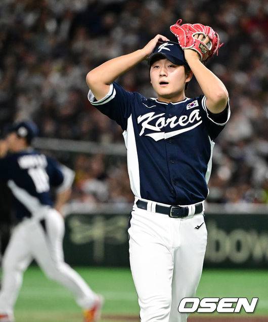 [OSEN=도쿄(일본), 조은정 기자]15일 일본 도쿄돔에서 ‘2025 NAVER K-BASEBALL SERIES’ 대한민국과 일본의 1차전 경기가 열렸다.한국은 곽빈, 일본은 소타니 류헤이를 선발투수로 내세웠다.4회말 2사 만루에서 대한민국 김택연이 일본 오카바야시를 2루땅볼로 처리하며 더그아웃으로 향하고 있다. 2025.11.15. /cej@osen.co.kr