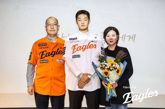 2026년 한화 신인 강건우가 입단식에서 부모님과 함께 기념 사진을 찍고 있다. /한화 이글스 제공