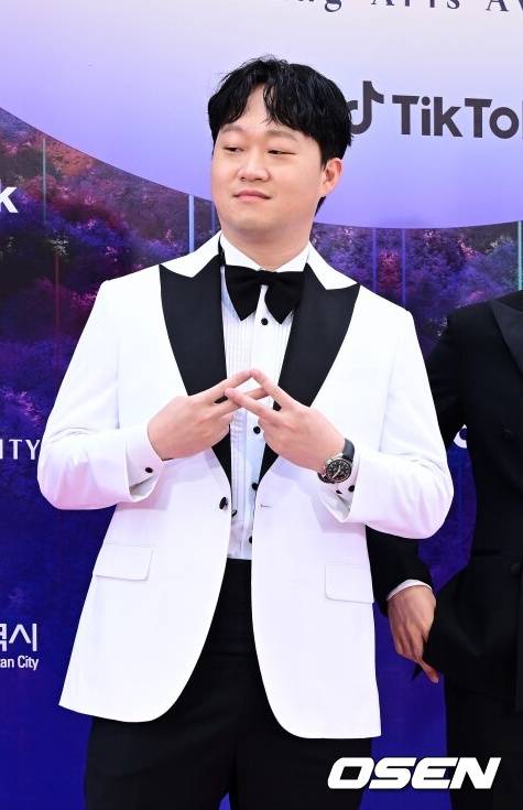 [OSEN=인천, 지형준 기자] 28일 오후 인천 중구 운서동 파라다이스시티에서 제59회 백상예술대상이 열렸다.개그맨 피식대학 정재형, 김민수, 이용주가 레드카펫을 밟고 있다. 2023.04.28 /jpnews@osen.co.kr