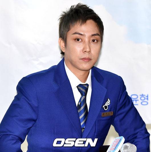 [OSEN=최규한 기자] 19일 오전 서울 신촌의 한 카페에서 채널A 예능프로그램 ‘비행기 타고 가요’ 시즌2 기자간담회가 열렸다.기내 승무원을 꿈꿨던 연예인들이 실제 승무원 업무와 일상에 도전하는 승무원 도전 리얼 버라이어티&nbsp;‘비행기 타고 가요’ 시즌2에는 전작부터 함께한 듬직한 맏형 신현준과&nbsp;만능 웃음 제조기 황제성,&nbsp;그리고 여기에 합류한 예능 치트키 은지원,&nbsp;열정 만수르 유이,&nbsp;똑소리 나는 막내 송윤형이 출연한다.&nbsp;가수 은지원이 참석해 취재진의 질문을 듣고 있다. /dreamer@osen.co.kr