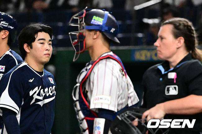 [OSEN=도쿄(일본), 조은정 기자] 한국 야구 대표팀이 한일전 첫 번째 경기에서 뼈아픈 역전패를 허용했다. 2023년 WBC(월드베이스볼클래식)에 이어서 또 한 번 마운드의 차이를 여실히 느꼈다.한국은 15일 일본 도쿄도 도쿄돔에서 열린 ‘2025 NAVER K-BASEBALL SERIES’ 일본과의 1차전에서 4-11 역전패를 당했다. 이날 패배로 한국은 성인 대표팀 경기에서 2015년 프리미어12 준결승 4-3 승리 이후 일본에 10연패(아시안게임 제외)를 당하고 말았다.5회초 무사에서 대한민국 문현빈이 내야 안타로 출루했으나 4심 합의 결과 투수 맞고 1루수 플라이 아웃으로 처리되며 아쉬워하고 있다. 2025.11.15. /cej@osen.co.kr