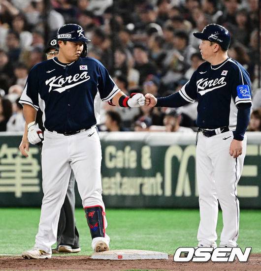 [OSEN=도쿄(일본), 조은정 기자]15일 일본 도쿄돔에서 ‘2025 NAVER K-BASEBALL SERIES’ 대한민국과 일본의 1차전 경기가 열렸다.한국은 곽빈, 일본은 소타니 류헤이를 선발투수로 내세웠다.8회초 2사 3루에서 대한민국 한동희가 1루땅볼를 날리고 일본 사사키의 실책으로 출루하며 이동욱 감독과 주먹을 맞대고 있다. 2025.11.15. /cej@osen.co.kr