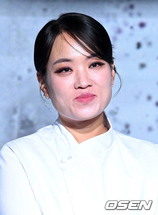 [OSEN=이대선 기자] 7일 오전 서울 호텔 나루 서울 엠갤러리에서 넷플릭스 '흑백요리사: 요리 계급 전쟁' TOP8 기자와의 ‘맛’남 행사가 열렸다.'흑백요리사'는 한국을 비롯해&nbsp;전 세계&nbsp;28개국 TOP 10에 오르며 지난달 17일 공개 이후 2주 연속 넷플릭스 글로벌 TOP 10 TV(비영어) 부문 1위를 기록했다.정지선이 취재진 질문을 듣고 있다. 2024.10.07 /sunday@osen.co.kr