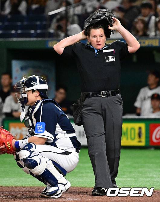 [OSEN=도쿄(일본), 조은정 기자]15일 일본 도쿄돔에서 ‘2025 NAVER K-BASEBALL SERIES’ 대한민국과 일본의 1차전 경기가 열렸다.한국은 곽빈, 일본은 소타니 류헤이를 선발투수로 내세웠다.주심을 맡은 젠 파월 심판. 2025.11.15. /cej@osen.co.kr