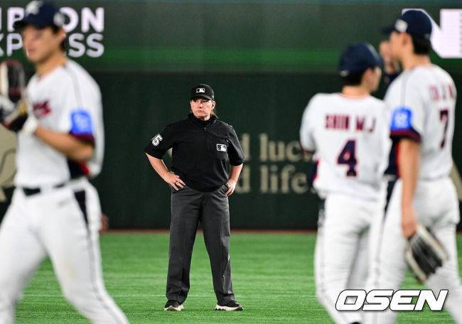 [OSEN=도쿄(일본), 조은정 기자] 16일 오후 일본 도쿄돔에서  ‘2025 NAVER K-BASEBALL SERIES’ 대한민국과 일본의 2차전 경기가 열렸다.한국은 정우주, 일본은 카네마루 유메토를 선발투수로 내세웠다.젠 파월 2루심이 그라운드를  바라보고 있다. 2025.11.16 /cej@osen.co.kr