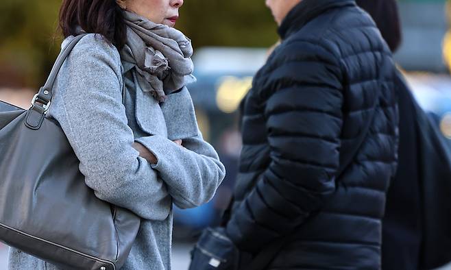 서울 종로구 광화문 네거리에서 두터운 옷을 입은 시민들이 지나고 있다. 뉴스1