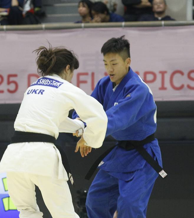 정숙화(오른쪽)가 16일 일본 도쿄 무도관에서 열린 2025 도쿄 데플림픽 유도 여자 52㎏급 결승에서 상대와 겨루고 있다.&nbsp;도쿄=공동취재단