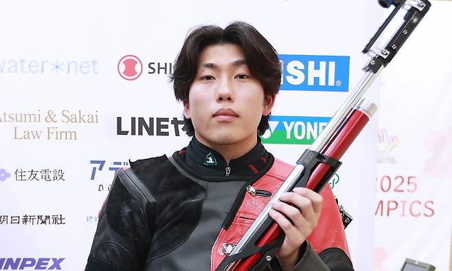 백승학이 16일 일본 도쿄 아지노모토 국립훈련센터 사격장에서 열린 남자 소총 10m 결선에서 동메달을 딴 뒤 포즈를 취하고 있다. 도쿄=공동취재단