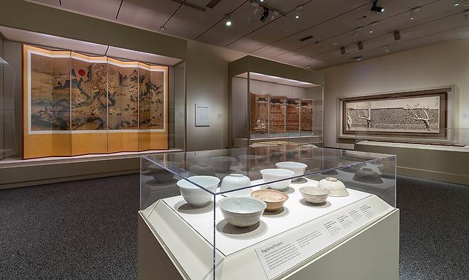 15일(현지시간) 미국 워싱턴 국립아시아예술박물관에서 개막한 고 이건희 회장 기증품 국외 순회전 ‘한국의 보물: 모으고, 아끼고, 나누다’ 전시실 전경. 국립아시아예술박물관 제공