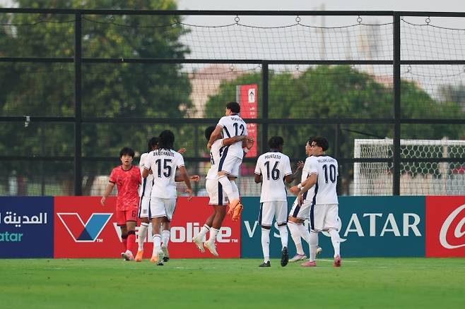 잉글랜드 17세 이하 축구 국가대표팀 선수들이 15일(한국시간) 카타르 도하의 어스파이어존에서 열린 2025 국제축구연맹(FIFA) U17 월드컵 32강 한국과의 경기에서 득점한 뒤 기뻐하고 있다. 대한축구협회 제공
