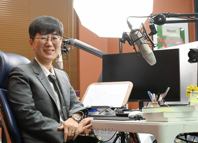 16일 이지훈 법무법인 로앤모어 대표변호사가 서울 구로에 위치한 사무실에 앉아 미소를 짓고 있다. 안주영 전문기자.