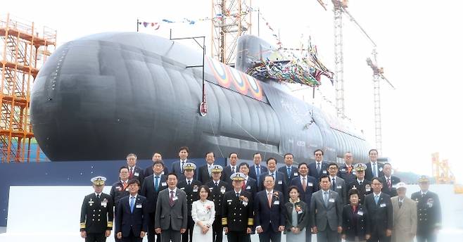 해군 장영실함 진수식 - 22일 경남 거제 한화오션에서 열린 장영실함(장보고-Ⅲ, Batch-Ⅱ 1번 함) 진수식에서 강동길 해군참모총장, 김희철 한화오션 대표, 변광용 거제시장 등이 기념 촬영하고 있다. 3600t급 장영실함은 수중작전 지속 일수가 기존함보다 향상됐고, 세계 최고 수준의 디젤 잠수함이다. 2025.10.22 연합뉴스