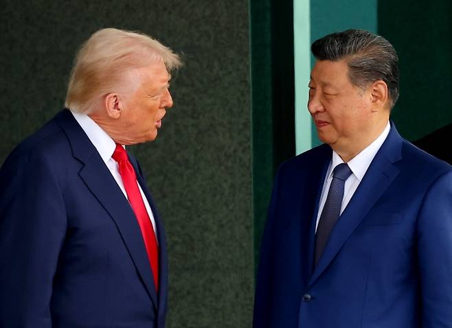 대화나누는 트럼프·시진핑 - 도널드 트럼프 미국 대통령과 시진핑 중국 국가주석이 30일 부산 김해공군기지 의전실 나래마루에서 미중 정상회담을 마친 뒤 회담장을 나서며 대화하고 있다. 2025.10.30 연합뉴 스