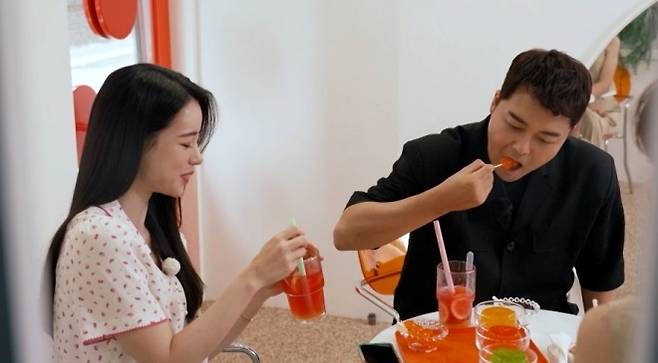 방송인 전현무와 배우 임지연이 2023년 SBS ‘무장해제’에서 키토 다이어트 경험을 공유하고 있다. SBS