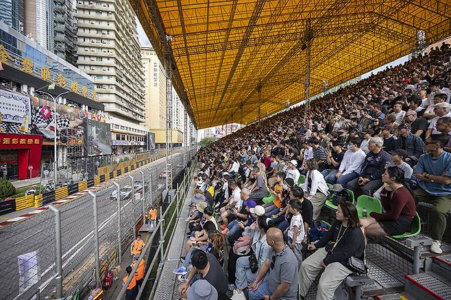 많은 관람객들이 리스보아 밴드에서 경기를 지켜보고 있다. 사진: 정인성 작가(@웨이브진)