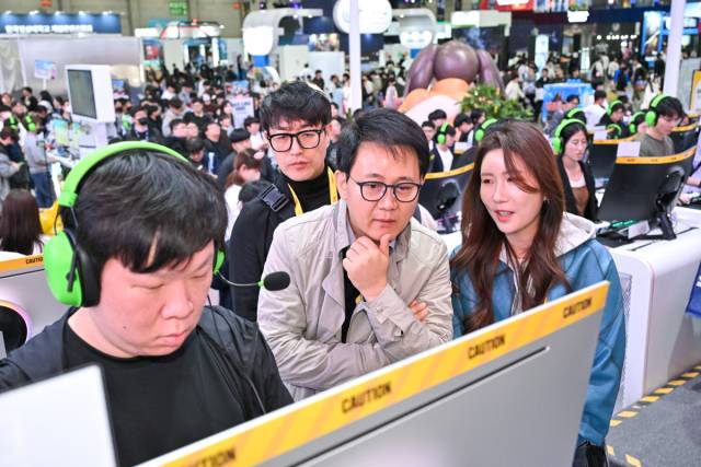 방준혁 넷마블·코웨이 의장이 14일 부산 벡스코에서 열린 지스타에서 관람객의 반응을 살피고 있다. 사진제공=넷마블