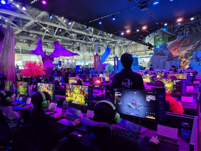 14일 부산 벡스코에서 열린 국내 최대 게임전시회 지스타에서 관람객들이 엔씨소프트의 신작 ‘아이온2’를 체험하고 있다. 부산=김성태 기자