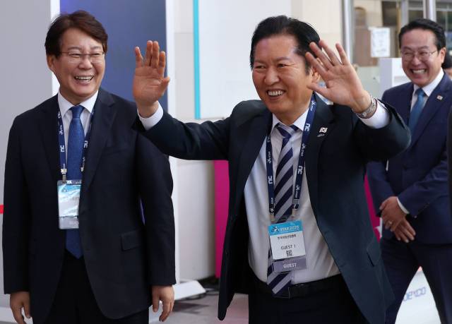 정청래 더불어민주당 대표가 14일 오후 부산 해운대구 벡스코에서 열리고 있는 국제게임전시회 지스타2025를 찾아 관람객들에게 인사하고 있다. 연합뉴스