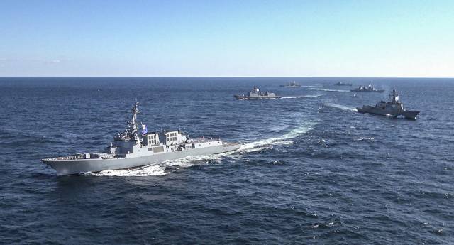 해군이 지난 11월 10일 동해상에서 처음으로 이지스구축함 3대가 동시 출격하는 함대급 해상기동훈련을 실시한 가운데 함정들이 전술기동을 하고 있다. 사진 왼쪽부터 정조대왕함, 율곡이이함, 왕건함, 강감찬함, 대청함, 천지함. 사진 제공=해군