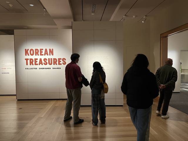 미 워싱턴DC 스미스소니언 국립아시아미술관에서 15일(현지 시간) ‘한국의 보물’전이 개막한 가운데 관람객들이 전시실로 들어가고 있다. 이태규 특파원