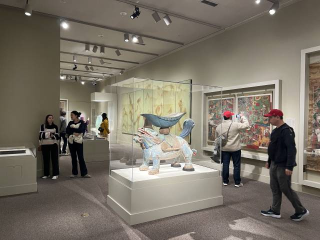 미 워싱턴DC 스미스소니언 국립아시아미술관에서 15일(현지 시간) ‘한국의 보물’전이 개막한 가운데 관람객들이 작품을 감상하고 있다. 이태규 특파원