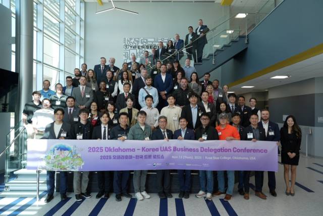 KOTRA와 항공안전기술원은 11월 12일(현지시간)부터 사흘간 미국 오클라호마주에서 ‘한-미 오클라호마 드론 로드쇼’를 개최했다. 로드쇼 참가자들이 기념촬영을 하고 있다. 사진 제공=KOTRA