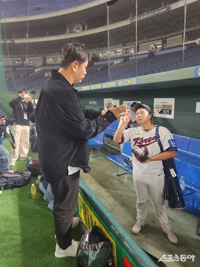 한동희(오른쪽)는 ‘K-베이스볼 시리즈’가 열린 도쿄서 롤모델 이대호를 만나 아낌없는 칭찬을 받았다. 갈고닦은 기량을 국제경기와 내년 증명하겠다는 각오다. 도쿄｜박정현 기자