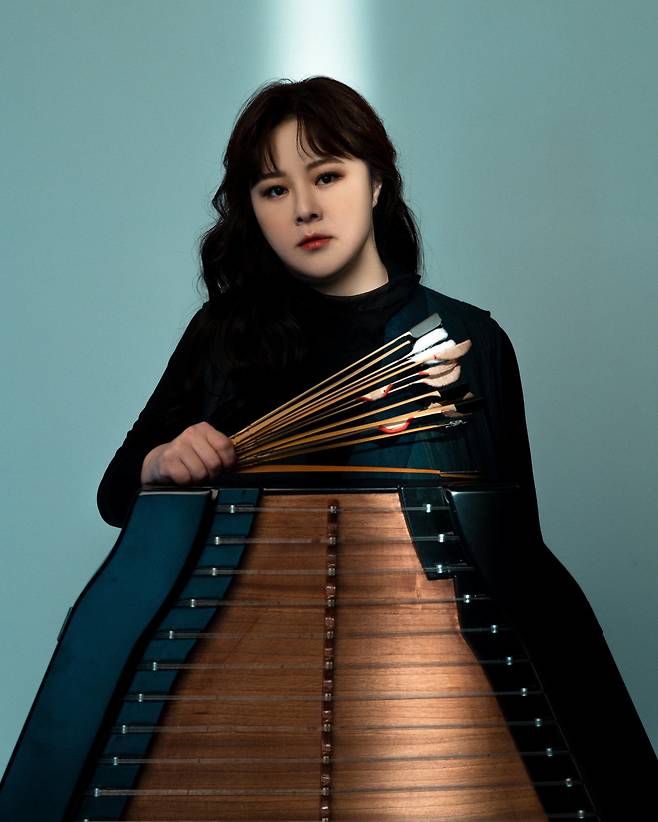 양금 연주자이자 한국 양금의 개척자 윤은화. 그갸 직접 개량한 56현 양금은 가장 많은 음을 연주할 수 있는 국악기이기도 하다. 윤은화 제공
