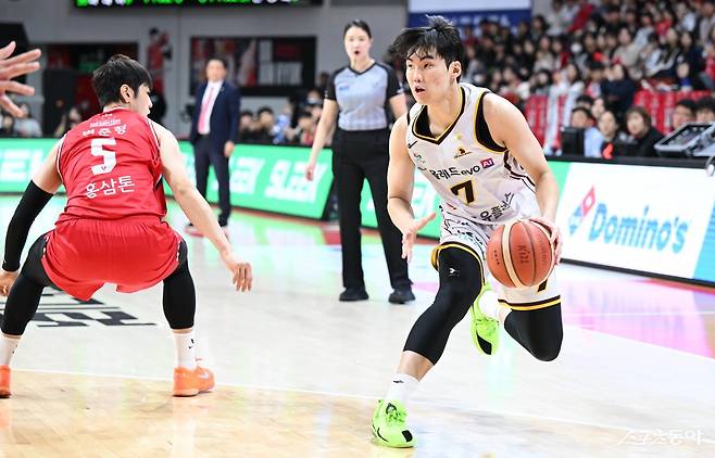 LG 최형찬(오른쪽)이&nbsp;16일 안양 정관장 아레나에서 열린 정관장과 원정경기서 변준형의 수비를 따돌리고 돌파를 시도하고 있다. 최형찬의 3쿼터 맹활약 덕분에 LG가 역전승을 거두고 1위를 지켰다. 사진제공｜KBL